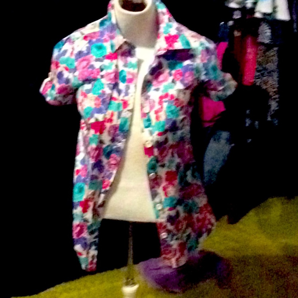 Floral print button that women’s shirt